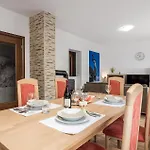 Appartement Awesome Apartment In Bregi With House Sea View